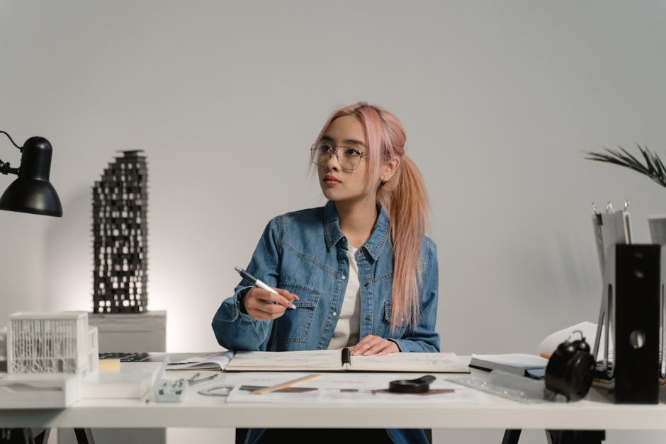 Nowoczesne, dobrze zorganizowane wnętrze domowe z osobą planującą zadania.